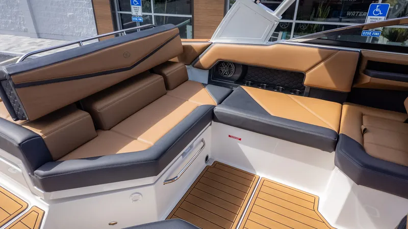 Slide: The Image of Cobalt R4 Surf 2023 - 8