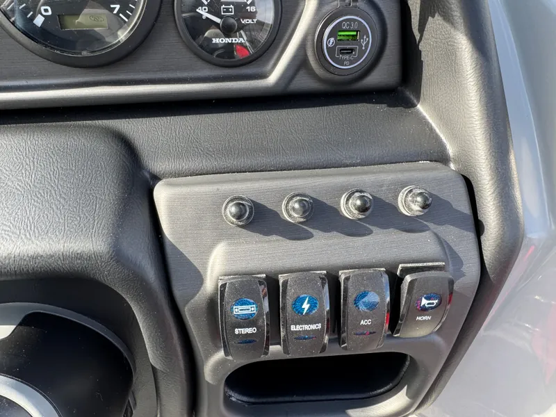 Slide: The Image of Bentley Pontoons Legacy 200 Swingback Pontoon & Honda 4-Stroke EFI 2026 - 40