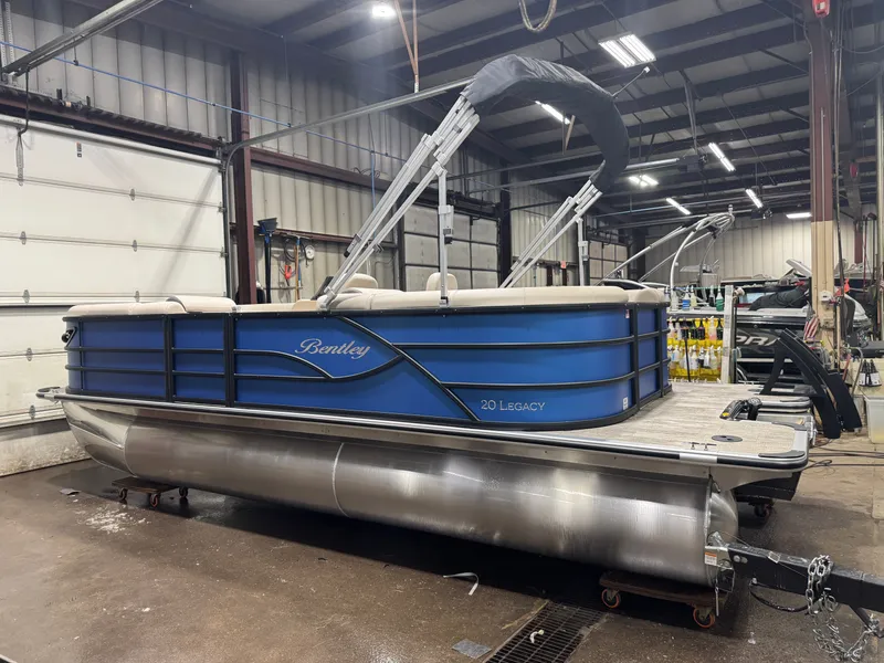 Slide: The Image of Bentley Pontoons Legacy 220 Navigator Quad Lounge & Honda 4-Stroke EFI 2026 - 10