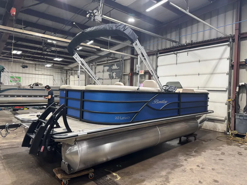 Slide: The Image of Bentley Pontoons Legacy 220 Navigator Quad Lounge & Honda 4-Stroke EFI 2026 - 14