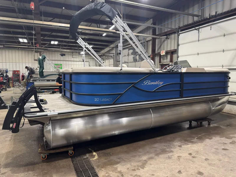 Slide: The Image of Bentley Pontoons Legacy 220 Navigator Quad Lounge & Honda 4-Stroke EFI 2026 - 15