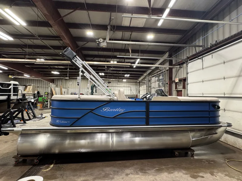 Slide: The Image of Bentley Pontoons Legacy 220 Navigator Quad Lounge & Honda 4-Stroke EFI 2026 - 16