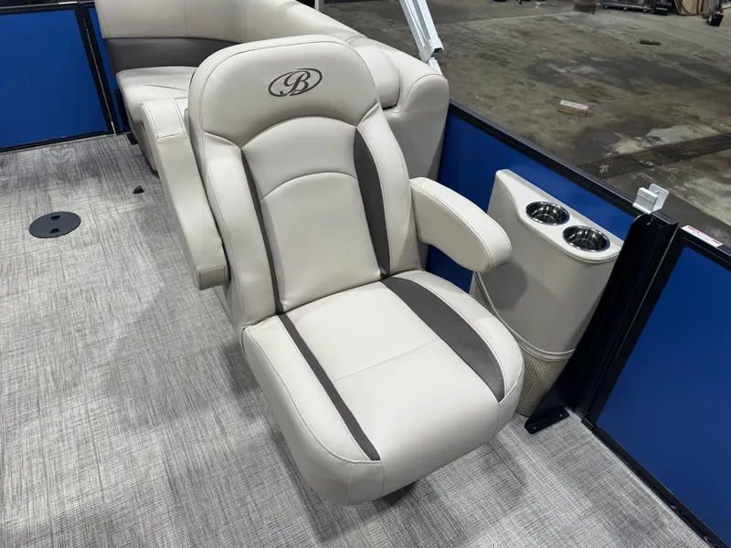 Slide: The Image of Bentley Pontoons Legacy 220 Navigator Quad Lounge & Honda 4-Stroke EFI 2026 - 43