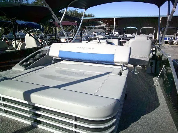 Slide: The Image of Bennington 25LSB Tritoon 2021 - 3