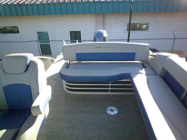 Slide: The Image of Bennington 25LSB Tritoon 2021 - 9