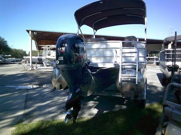 Slide: The Image of Bennington 20 SXL Tri-toon 2024 - 9