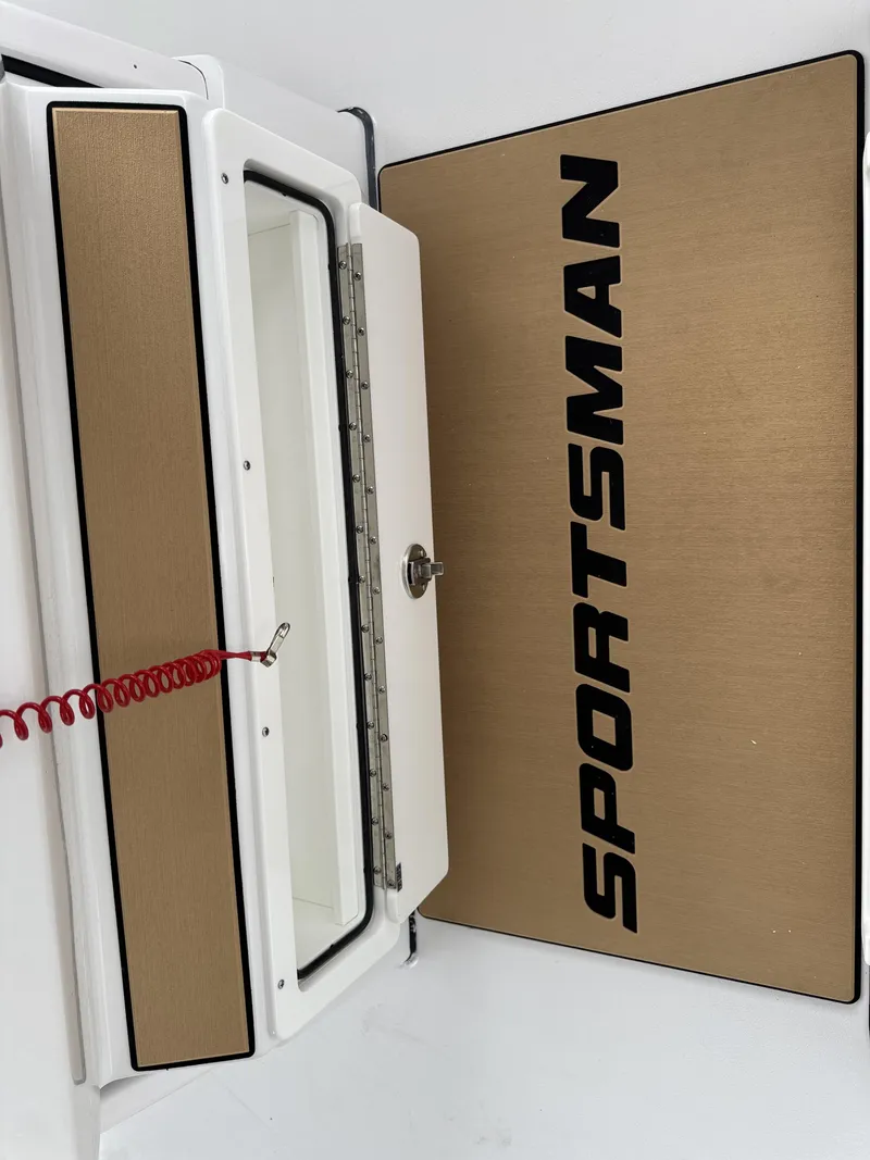 Slide: The Image of Sportsman Heritage 261 Center Console 2026 - 22