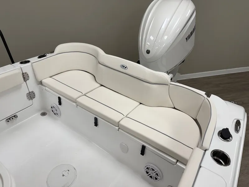 Slide: The Image of Sea Hunt Ultra 245 SE 2026 - 5