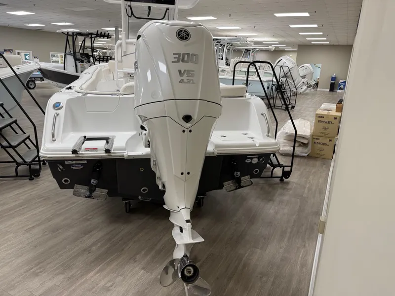 Slide: The Image of Sea Hunt Ultra 245 SE 2026 - 8