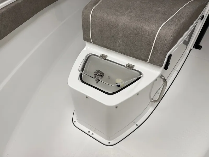 Slide: The Image of Sea Hunt Ultra 275 CB 2026 - 15