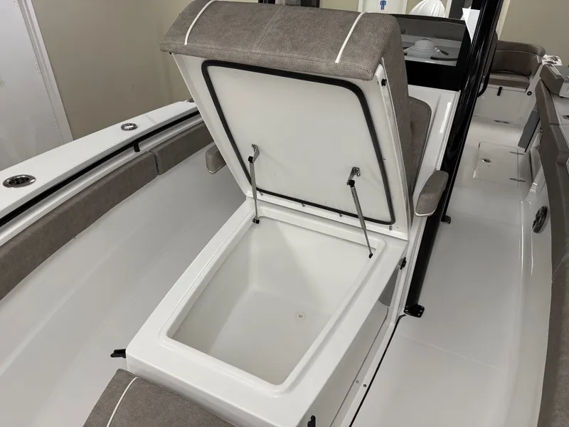 Slide: The Image of Sea Hunt Ultra 275 CB 2026 - 16