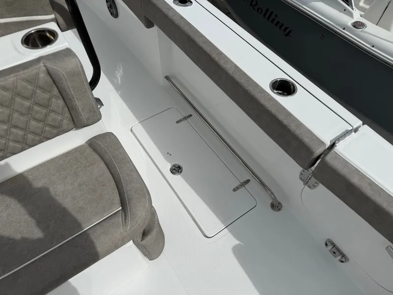 Slide: The Image of Sea Hunt Ultra 275 CB 2026 - 4