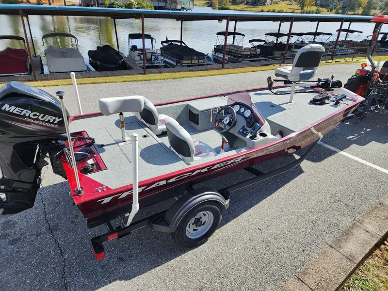 Slide: The Image of Tracker Pro 170 2017 - 4