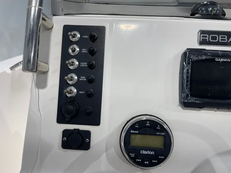 Slide: The Image of Robalo R180 Center Console 2018 - 21