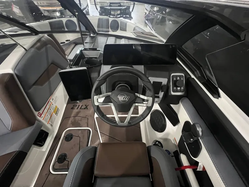 Slide: The Image of Malibu Wakesetter 21 LX 2026 - 10