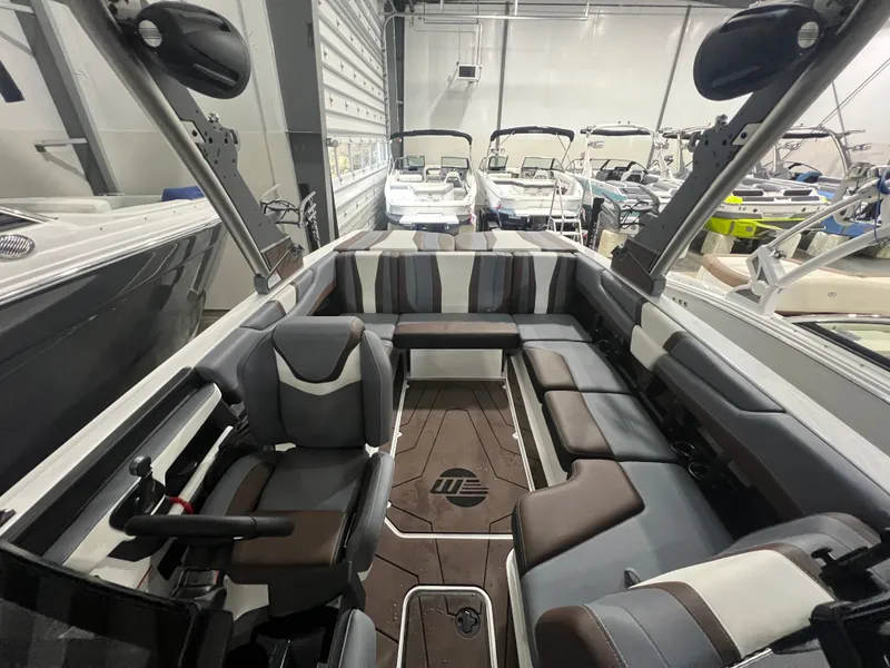 Slide: The Image of Malibu Wakesetter 21 LX 2026 - 11