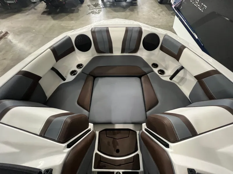Slide: The Image of Malibu Wakesetter 21 LX 2026 - 12