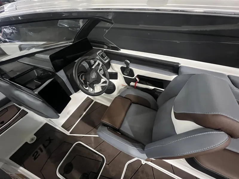 Slide: The Image of Malibu Wakesetter 21 LX 2026 - 9