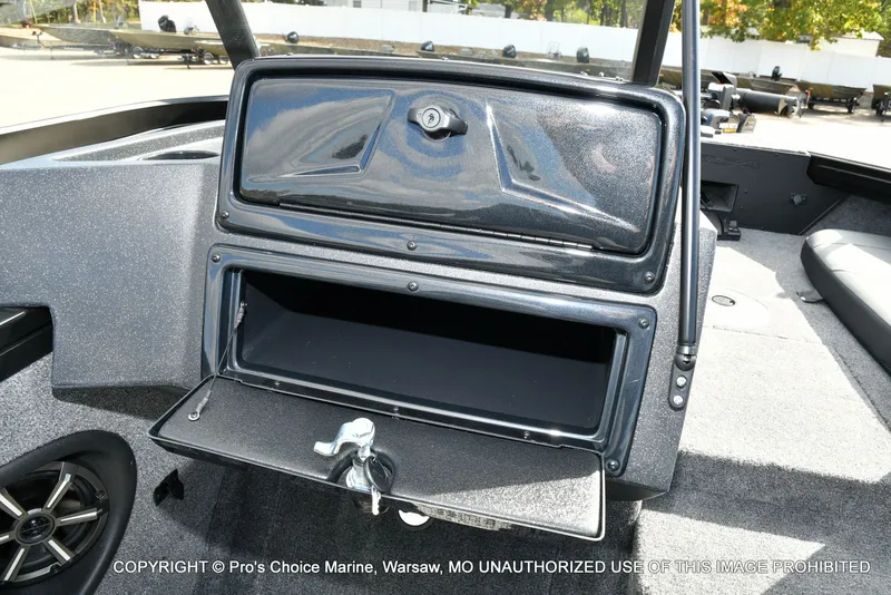 Slide: The Image of Tracker TARGA V-18 Combo w/150HP 4 Stroke 2026 - 40