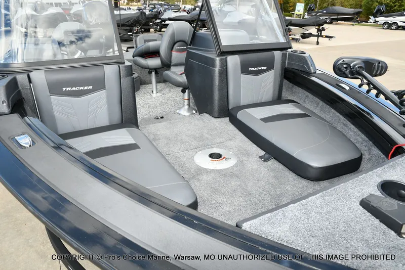 Slide: The Image of Tracker TARGA V-18 Combo w/150HP 4 Stroke 2026 - 7