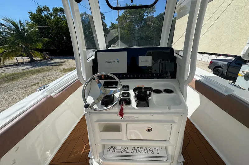Slide: The Image of 2019 Sea Hunt Ultra 275 SE boat console with Garmin navigation system. - 10