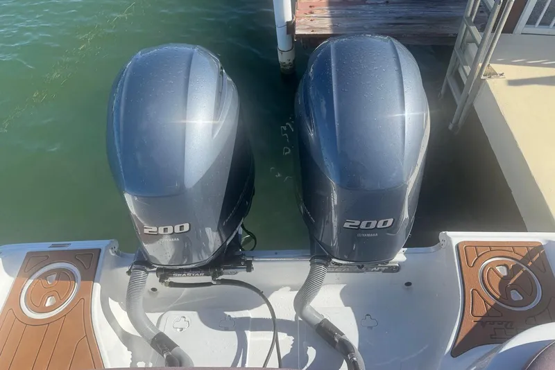 Slide: The Image of Twin Yamaha 200 engines on a 2019 Sea Hunt Ultra 275 SE boat. - 21