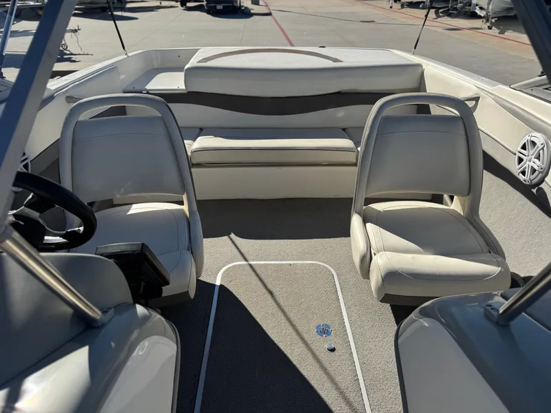 Slide: The Image of Bayliner 195 Bowrider 2010 - 20