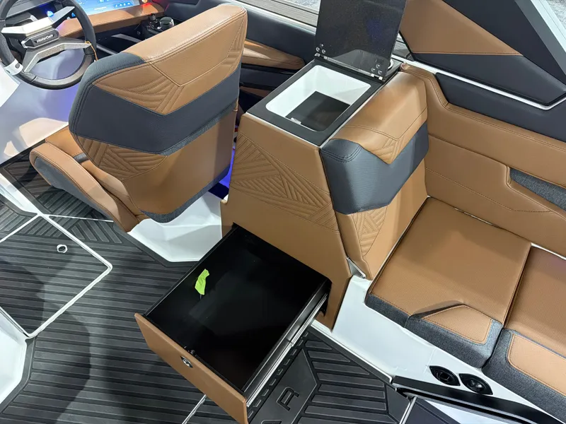 Slide: The Image of MasterCraft XStar 25 2026 - 12