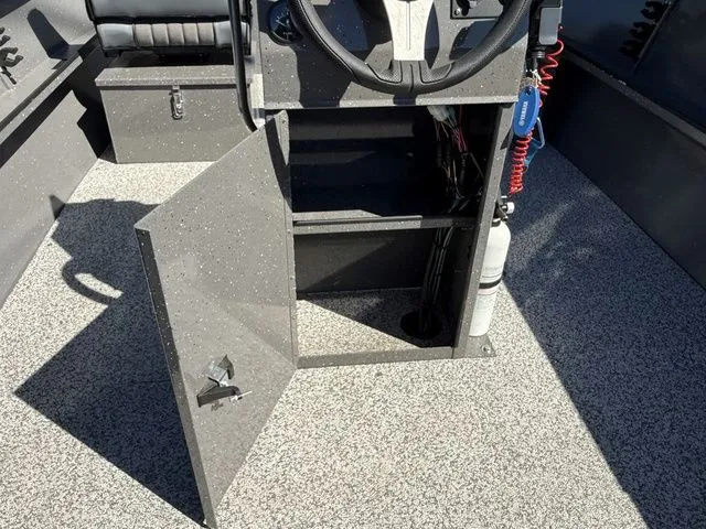 Slide: The Image of Alumaweld Adventurer 18' 2025 - 10