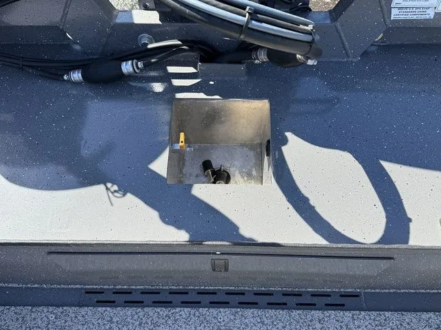 Slide: The Image of Alumaweld Adventurer 18' 2025 - 15