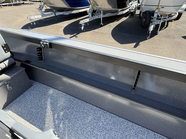 Slide: The Image of Alumaweld Adventurer 18' 2025 - 25