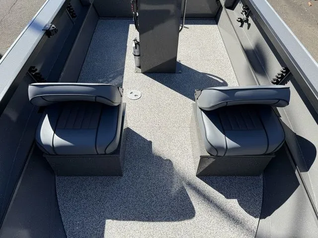 Slide: The Image of Alumaweld Adventurer 18' 2025 - 26