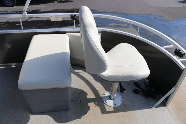 Slide: The Image of SunChaser Vista Fish 20' Pontoon 2021 - 14