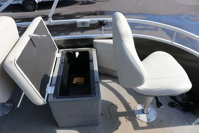 Slide: The Image of SunChaser Vista Fish 20' Pontoon 2021 - 15