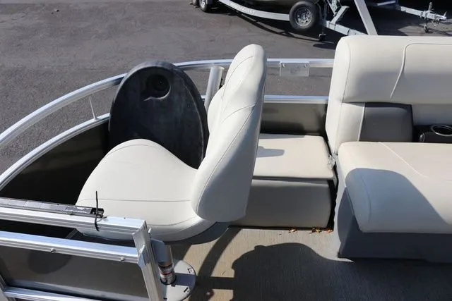 Slide: The Image of SunChaser Vista Fish 20' Pontoon 2021 - 16