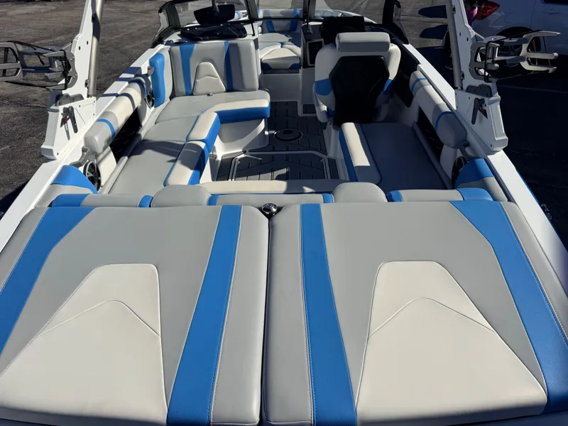 Slide: The Image of Malibu Wakesetter 21 LX 2021 - 7