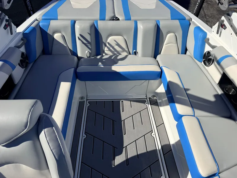 Slide: The Image of Malibu Wakesetter 21 LX 2021 - 8