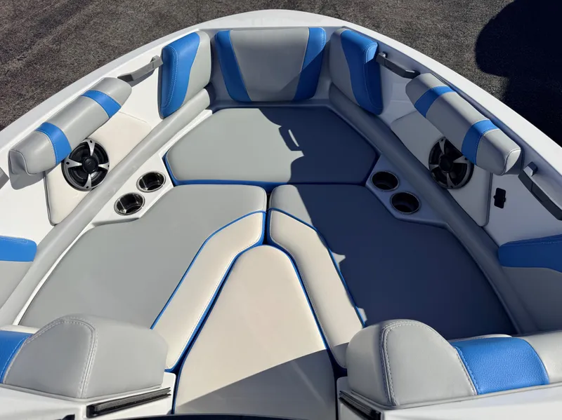 Slide: The Image of Malibu Wakesetter 21 LX 2021 - 9