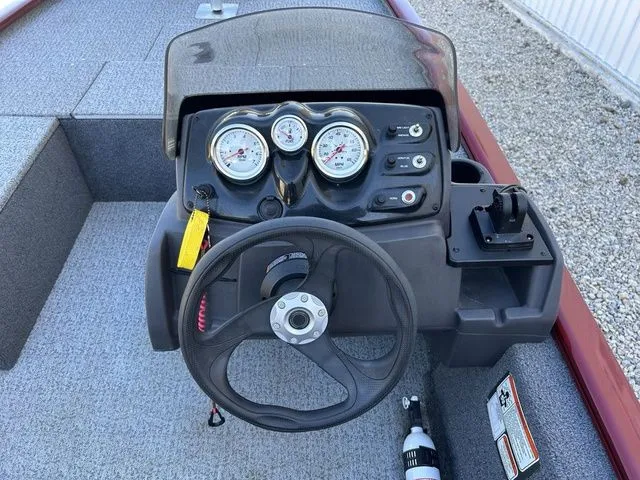 Slide: The Image of Tracker Pro 170 2021 - 10