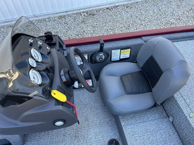 Slide: The Image of Tracker Pro 170 2021 - 11