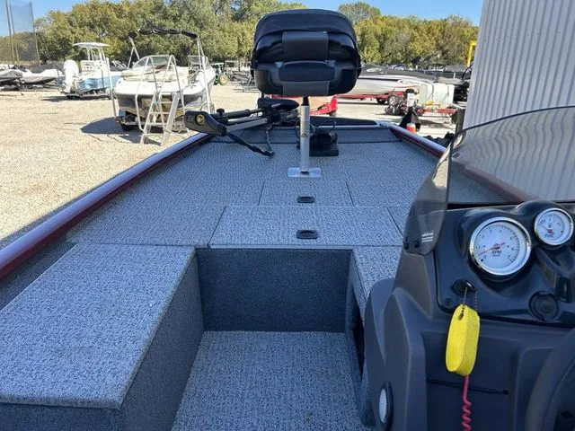 Slide: The Image of Tracker Pro 170 2021 - 12