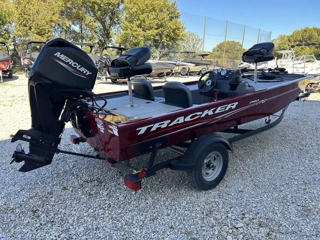 Slide: The Image of Tracker Pro 170 2021 - 6