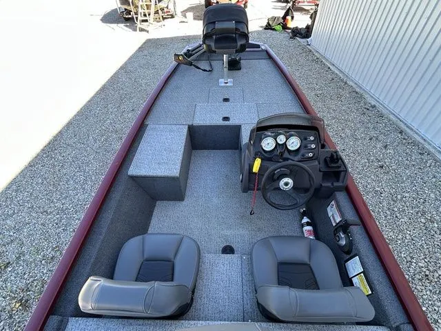 Slide: The Image of Tracker Pro 170 2021 - 8