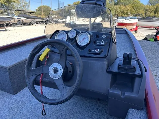 Slide: The Image of Tracker Pro 170 2021 - 9