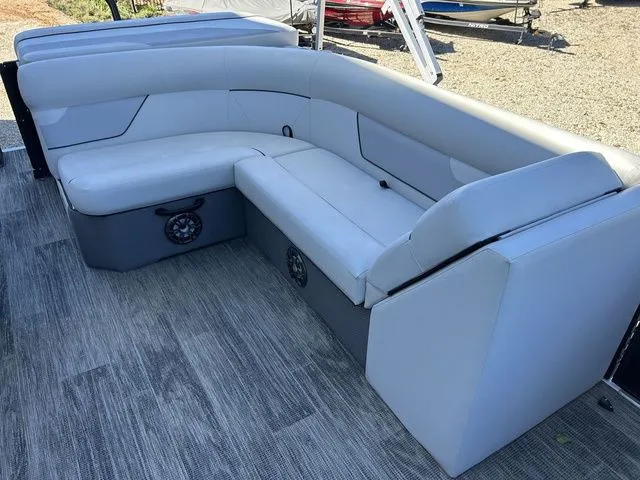 Slide: The Image of Crest Classic LX 220 L 2022 - 15