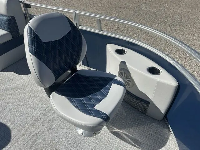 Slide: The Image of Crest Classic LX 220 L 2022 - 17