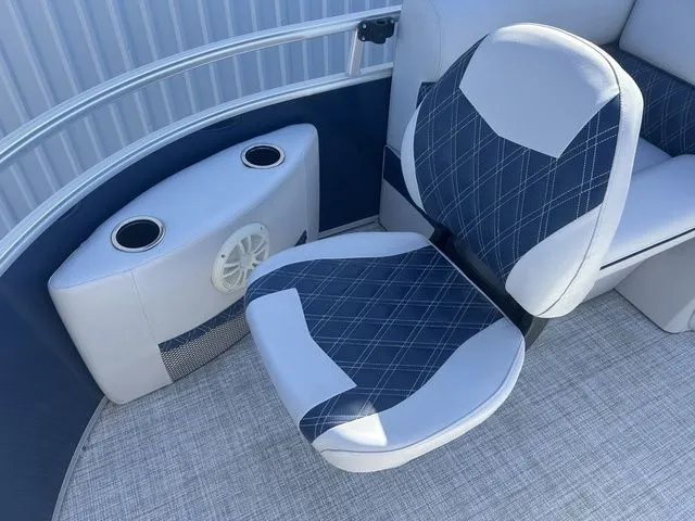 Slide: The Image of Crest Classic LX 220 L 2022 - 18