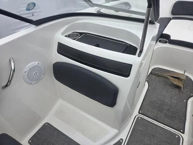 Slide: The Image of Bayliner VR5 Bowrider I/O 2019 - 10