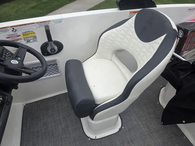 Slide: The Image of Bayliner VR5 Bowrider I/O 2019 - 11