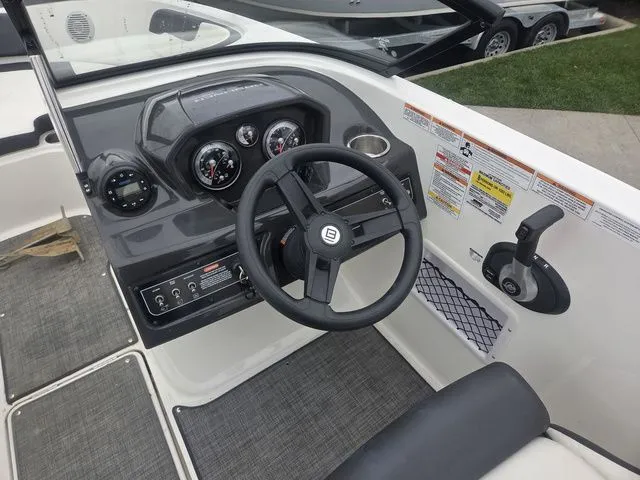 Slide: The Image of Bayliner VR5 Bowrider I/O 2019 - 12